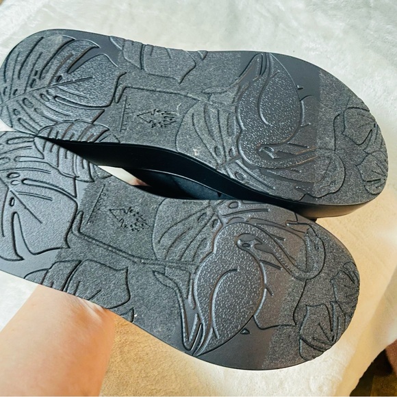 Volatile Yelepa Women's Criss Cross Wedge Black Puffy Padded Slide Sandals Sz 6 - Picture 4 of 5